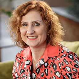 <small class="text-uppercase d-block mb-1 font-weight-bolder"> Logística - Manufatura</small>Angela Gheller